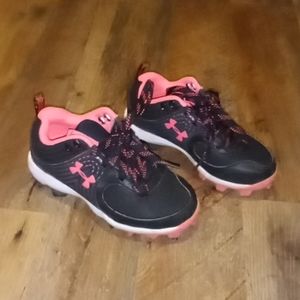 Lightly used beautiful pair of girls under armor sneaker/cleats